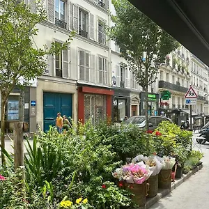 Cosy - Sacre Coeur , Paris France